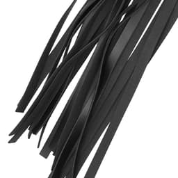 Coquette Chic Desire Flogger von der Seite auf dunklem Untergrund