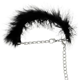 Coquette Chic Desire Fetish Deluxe-Handschellen, am Handgelenk angelegt und getragen