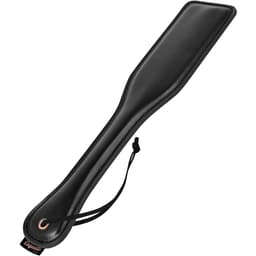 Coquette Chic Desire Paddle aus veganem Leder in der Hand gehalten