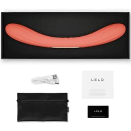 LELO Boomerang Paarvibrator in der Hand, Größenverhältnis des Silikonkörpers