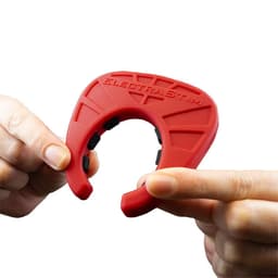 ElectraStim Viper Penisring gedehnt zur Veranschaulichung der Flexibilität