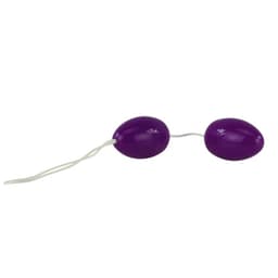 Baile Twins Balls in Flieder von der Seite, Kugelform und Schnur im Detail