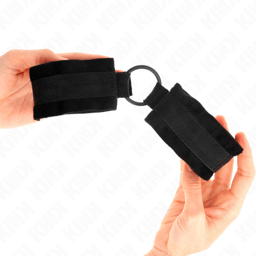 Verpackung der Kink Handgelenkfesseln in Schwarz, Handgelenkfesseln der Kink BDSM-Serie im Karton