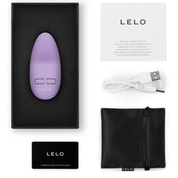 Lelo Lily 3 Mini-Massager, Rückansicht, Produktfoto vor neutralem Hintergrund
