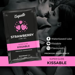 Coquette Chic Desire Kissable Pocket Erdbeere-Gleitgel im Größenvergleich in der Hand