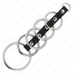 Kink Penisring-Set flach ausgelegt, alle fünf Metallringe vollständig sichtbar