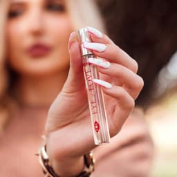 One Love 10-ml-Flakon in der Hand gehalten, Größenvergleich im Taschenformat