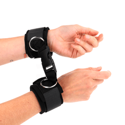 Kink Handgelenkfesseln in Schwarz im Größenvergleich, verstellbar 22–34 cm