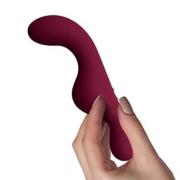 Ruby Glow im Größenvergleich mit der Hand, 18,75 cm Gesamtlänge