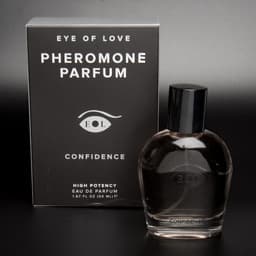 Etikett des Eye of Love Confidence Flakons in Nahaufnahme zur Veranschaulichung von Form und Verpackung