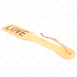 Kink Bambus-Paddle Love in der Hand gehalten, Griff im Fokus der Aufnahme