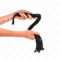 Kink Seilpeitsche Schwarz in der Hand gehalten, Griffbereich im Fokus