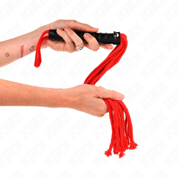 Kink Seilpeitsche Rot in der Hand gehalten, Griffbereich im Fokus