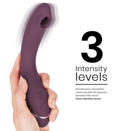 Womanizer OG in Aubergine mit magnetischem USB-Ladekabel am Ladekontakt