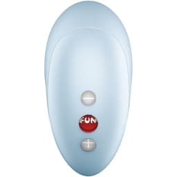 Fun Factory Intense Air-Pulse-Vibrator in Himmelblau in der Hand im Größenvergleich
