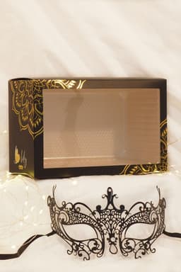 Venezianische Maske BL274621, Nahaufnahme der Strasssteine und Metallverarbeitung