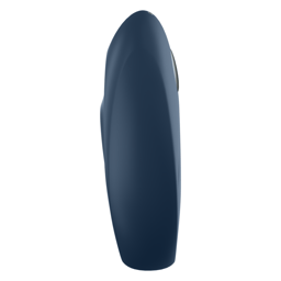 Satisfyer Mighty One am Penis angelegt, Größenverhältnis zur Veranschaulichung der Passform