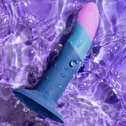 Romp Piccolo Dildo von der Seite, gebogener Schaft mit Noppen im Detail