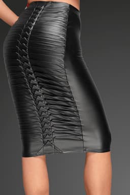 Noir Handmade Rock in schwarz, am Model getragen, Frontansicht