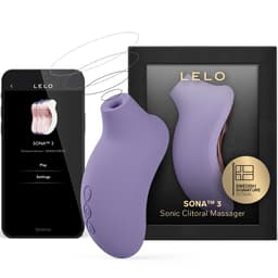 LELO Sona 3 beim Aufladen über das USB-Kabel in scharfer Detailaufnahme