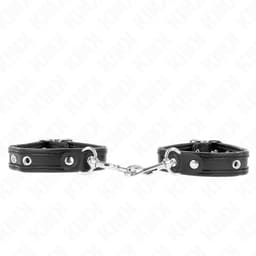 Kink Mini-Armbänder mit Nieten von der Seite fotografiert, Nietenreihe und Verschluss im Detail