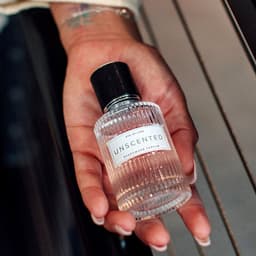 Etikett der Eye of Love Attract Them Flasche in Nahaufnahme, scharf fokussiert im Detail festgehalten