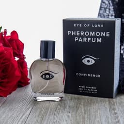 Eye of Love Confidence Flakon neben Umverpackung in natürlichem Licht fotografiert