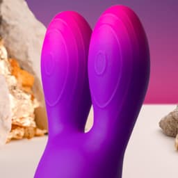 Rocks-Off Glo-Girl Bunny in der Hand zur Größeneinordnung – Detailaufnahme des Sextoys