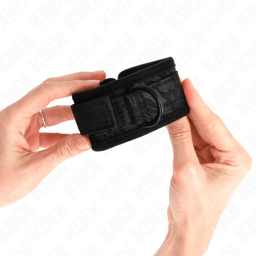 Kink Dark Lace Cuffs aus Neopren am Handgelenk angelegt, Verschluss geschlossen