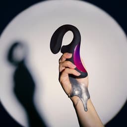 LELO Enigma Cruise mit USB-Ladekabel, mit Fokus auf die Materialoberfläche