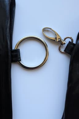 7Heaven Wetlook-Set in Schwarz, Detailaufnahme des seitlichen Reißverschlusses am Rock