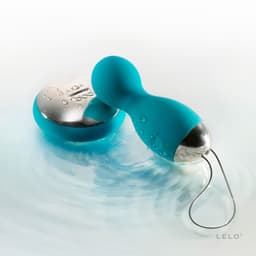 Lelo Hula Beads mit Satin-Aufbewahrungstasche als Teil der Produktfotos im Onlineshop