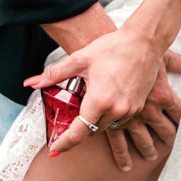 Matchmaker Red Diamond Eau de Cologne beim Auftragen auf das Handgelenk dargestellt