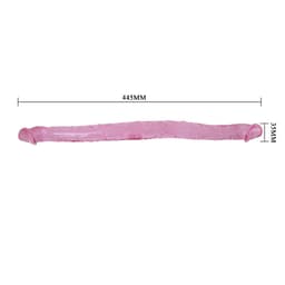 Baile Doppeldildo in gebogener Anwendungsposition, scharfe Nahaufnahme der Materialoberfläche
