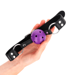 Kink Ballknebel mit Gurtverschluss im Detail, Nahaufnahme der Schnalle
