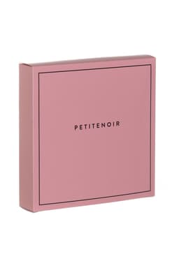 Verpackung des Petite Noir 2018 Taillenkorsetts, Studioaufnahme in neutralem Hintergrund