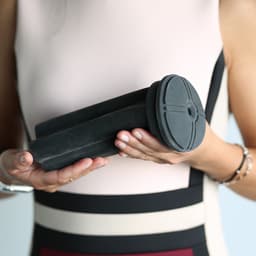 Kiiroo Titan Tight Fit Sleeve im Vergleich zum Titan Masturbator dargestellt