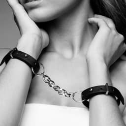Maze Armbänder, als Doppelarmband am Handgelenk getragen fotografiert