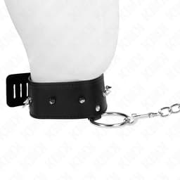 KINK Halskette mit silbernen Nieten, Modell 2 umgelegt, Größenverhältnis am Hals