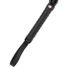 Coquette Chic Desire Flogger aus veganem Leder in der Hand gehalten