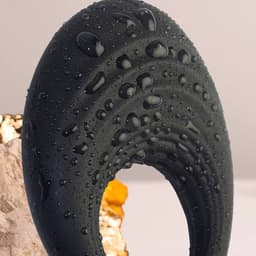 Rocks-Off Spire, USB-Ladeanschluss im Detail nah dargestellt