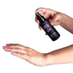 Sprühkopf der SecretPlay Pretty But Wild Flasche im Detail – Studioaufnahme auf hellem Hintergrund