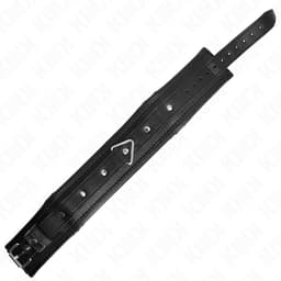 Kink Kunstleder-Halsband Modell 1 mit Polsterung angelegt, Größenverhältnis am Hals erkennbar