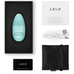 Lelo Lily 3 in der Hand gehalten, Größenvergleich, freigestellte Studioansicht