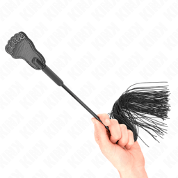 Kink Paddle in Fußform in der Hand gehalten, Größenverhältnis erkennbar