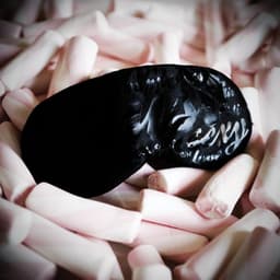 Bijoux Indiscrets Augenmaske von der Seite, Verlauf des Halteriemens im Detail