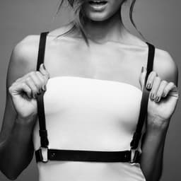 Bijoux Indiscrets Maze X Harness, Detailaufnahme der Schnalle am Taillengurt