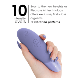 Womanizer Enhance Klitorisstimulator mit Pleasure Air, in der Hand gehalten im Größenvergleich