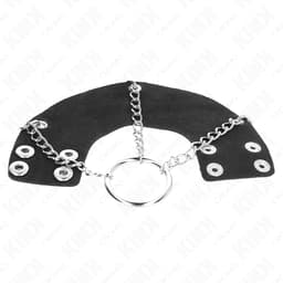 Kink Metall-Penisring mit Kette im Größenvergleich zu einer Hand