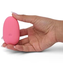 Pebble, Nahaufnahme der Bedientaste an der Basis mit Fokus auf die Oberflächenstruktur
